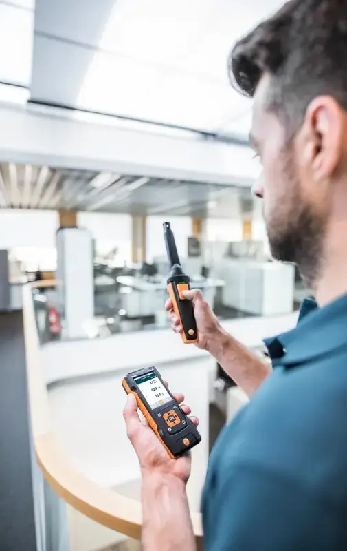 Miernik wielofunkcyjny Testo 440 z sondą Bluetooth do pomiaru CO₂ i sondą pomiaru turbulencji